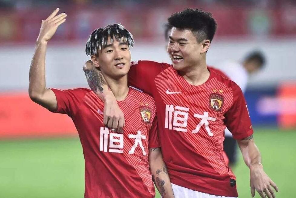 《卫报》也曾评价;《银翼杀手2049》是一部带有极强麻醉性的怪诞、广阔、充满悲剧与浪漫的作品，一部包含令观众眩晕般的疯狂的杰作，只能用巨大的成功来形容